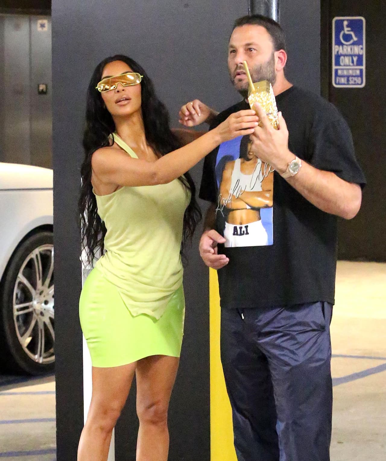 Kim Kardashian no dudó en prestar su nuevo 'celular' y posar para la foto.