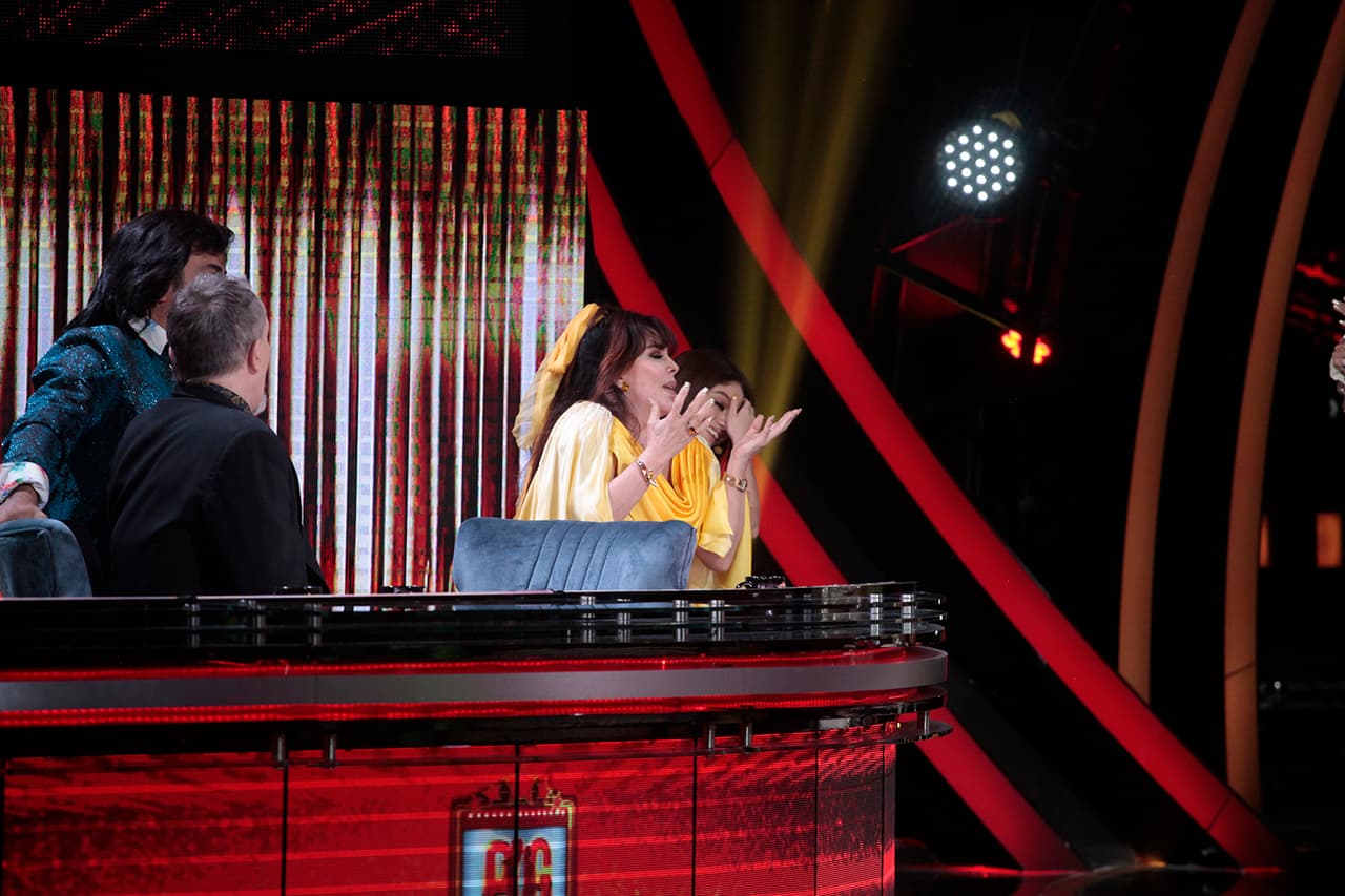 Sin embargo, la juez rechazó la oferta y mandó a la 'Jueza de Hierro' a que lo hiciera por ella. "Mira como ella es la 'Juez de Hierro' y la conocemos cómo es así de fierro, te regalo mi bola. Ándale, te regalo mi bola para que te friegues a otro. Ándale, elígeme la bola. Hazme el favor de agarrarme la bola", dijo la Jueza de Honor.