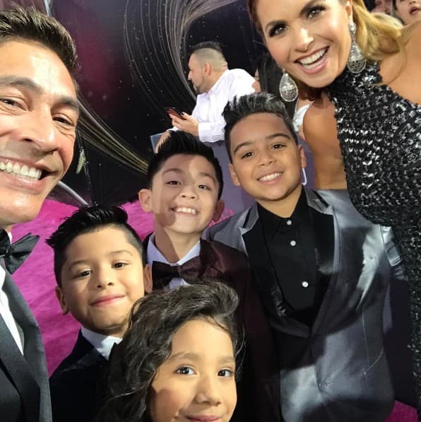 El #TeamPequeFlow se codeó con grandes celebridades durante su recorrido por la alfombra magenta. La foto con Lucero no podía faltar.