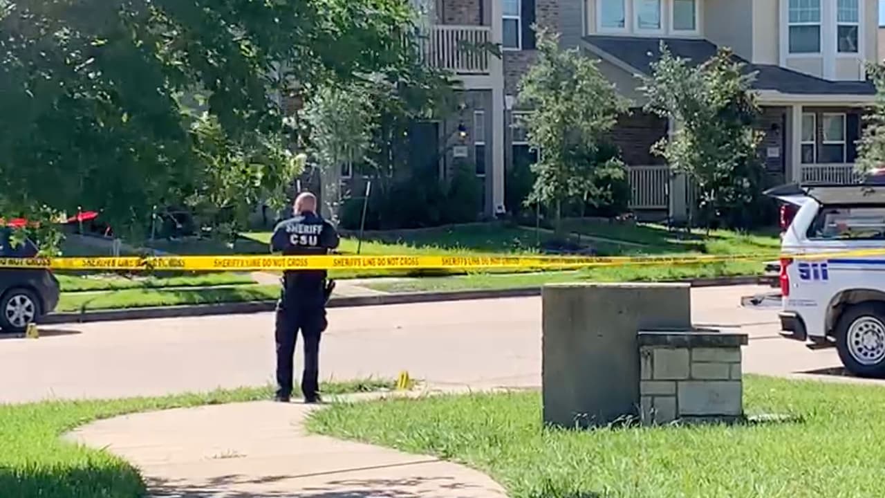 "Es una época muy triste", terminó diciendo el alguacil haciendo referencia no solo a esta muerte violenta, sino también a la masacre en la escuela de Uvalde, Texas.