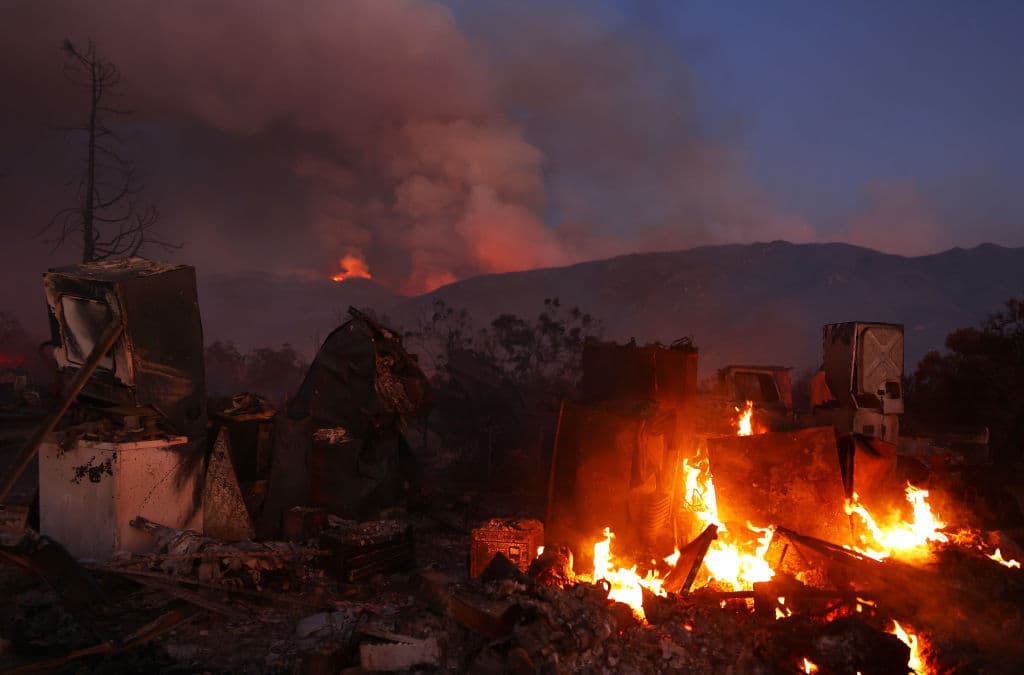 Y es que
<b><a href="https://www.univision.com/local/los-angeles-kmex/estudio-revela-los-danos-que-el-humo-de-los-incendios-forestales-causan-al-cerebro-video" target="_blank">el humo empeoró la calidad del aire en esta zona en California</a></b>. Se recomienda a las personas utilizar mascarillas. Quienes sufran de enfermedades respiratorias deben tomar medidas de protección más robustas.
