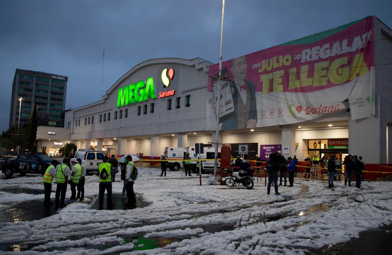 Una intensa lluvia y granizada registrada la tarde del domingo en la Ciudad de México, en el centro del país, causó el
<b>desplome del techo de un supermercado</b>, ubicado en la alcaldía Benito Juárez, al sur de la capital. El hecho dejó
<b>una persona herida</b>.