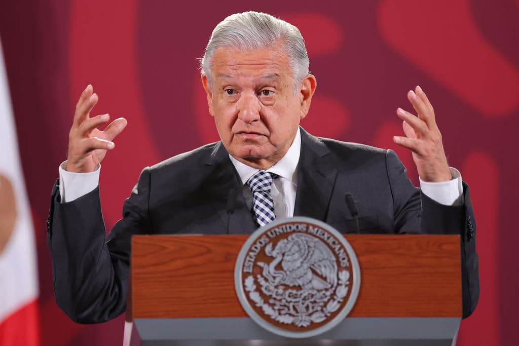 El presidente de México, 
<a href="https://www.univision.com/noticias/america-latina/lopez-obrador-congreso-ejercito-calles-mexico">Andrés Manuel López Obrador</a>, se ubica en la séptima posición de la tabla. Solo 24% de los encuestados aprueba su gestión, mientras que 71% le endosa una mala nota. Los 
<a href="https://www.univision.com/local/chicago-wgbo/departamento-de-justicia-alerta-inseguridad-michoacan-mexico">altos índices de inseguridad y violencia</a>, así como la eficacia limitada para combatir a las organizaciones criminales ligadas al narcotráfico, han sido el principal foco de críticas hacia el mandatario izquierdista.