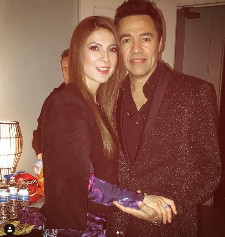 Hace más de dos décadas, el cantante tenía una relación con Jackelin Arroyo, pero el destino le tuvo otro final: terminó con ella y se enamoró de quien hoy es su esposa.
<br>