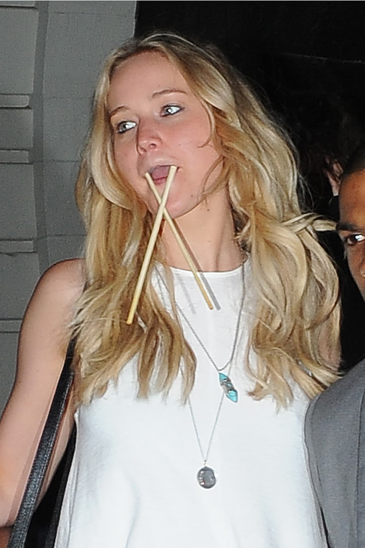 La actriz se divirtió haciendo gestos y bailando para los fotógrafos.