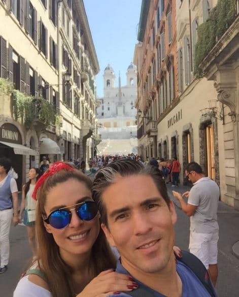 Su gran amor, no la deja ni a sol ni a sombra, y comparten todas sus aventuras.