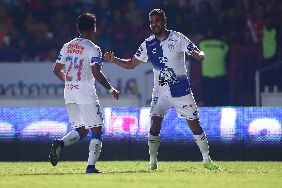 Al minuto 36 el delantero argentino Franco Jara (derecha) abrió el marcador para el Pachuca, una justa ventaja para los visitantes que hasta el momento hacían algo más por el juego.
