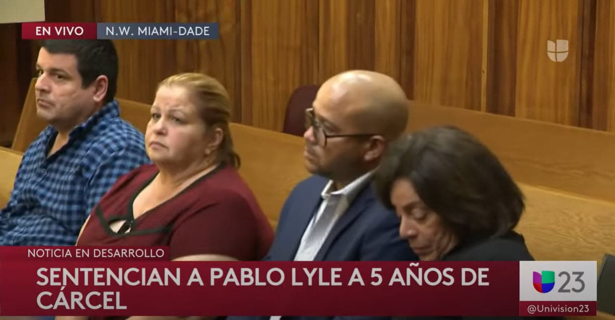 Por otro lado, la familia de la víctima lució un semblante triste al escuchar que solo estaría 5 años en prisión, pues ellos solicitaron la 
<b>pena máxima, 15 años</b>. 
<br>