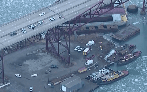 Investigan si hombre que saltó de un puente de Chicago tiene que ver con el asesinato de una mujer