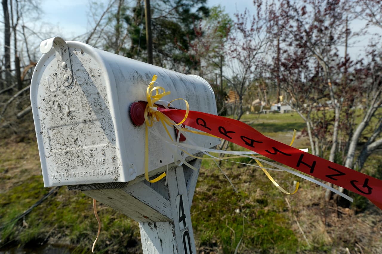 El tornado que tocó tierra al suroeste de Raleigh destruyó cientos de hogares y negocios. Cuatro niños murieron en un complejo de casas móviles.