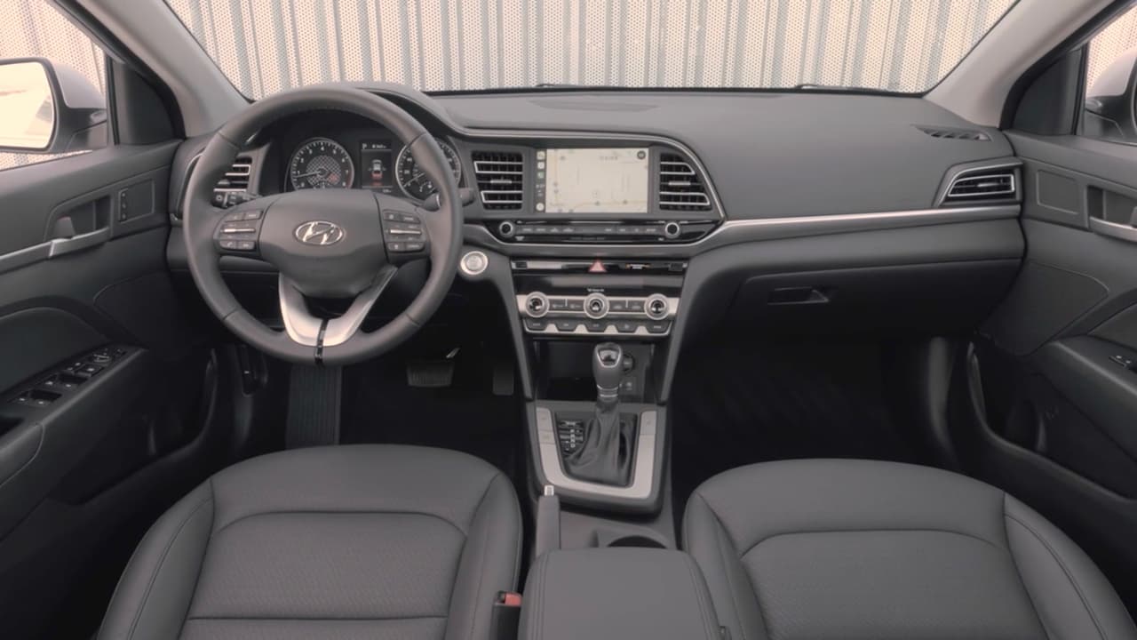 Los cambios en la cabina son menos evidentes pero no por eso menos sustanciales. A partir de 2019 la conectividad Bluetooth es estándar para toda la línea Elantra así como la 
<b>pantalla sensible al tacto de multiusos</b> de 5 pulgadas.
