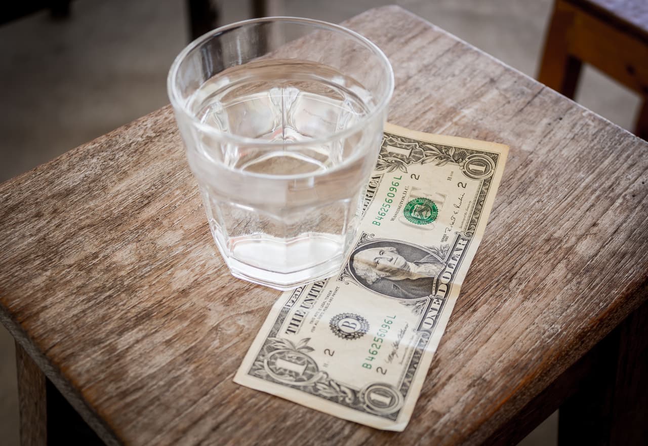 En el caso de los signos del elemento 
<b>tierra</b>, Tauro, Virgo o Capricornio, el novilunio está desenvolviendo la economía, por eso, toma el billete de un dólar, dóblalo en cuatro partes y colócalo debajo de un vaso de agua para que le mandes vibraciones a la Luna durante toda la noche.