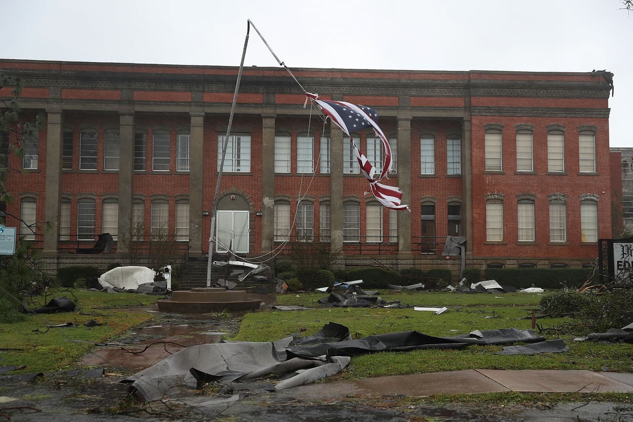 El área exterior de una secundaria de Panama City, afectada después del paso del huracán.
