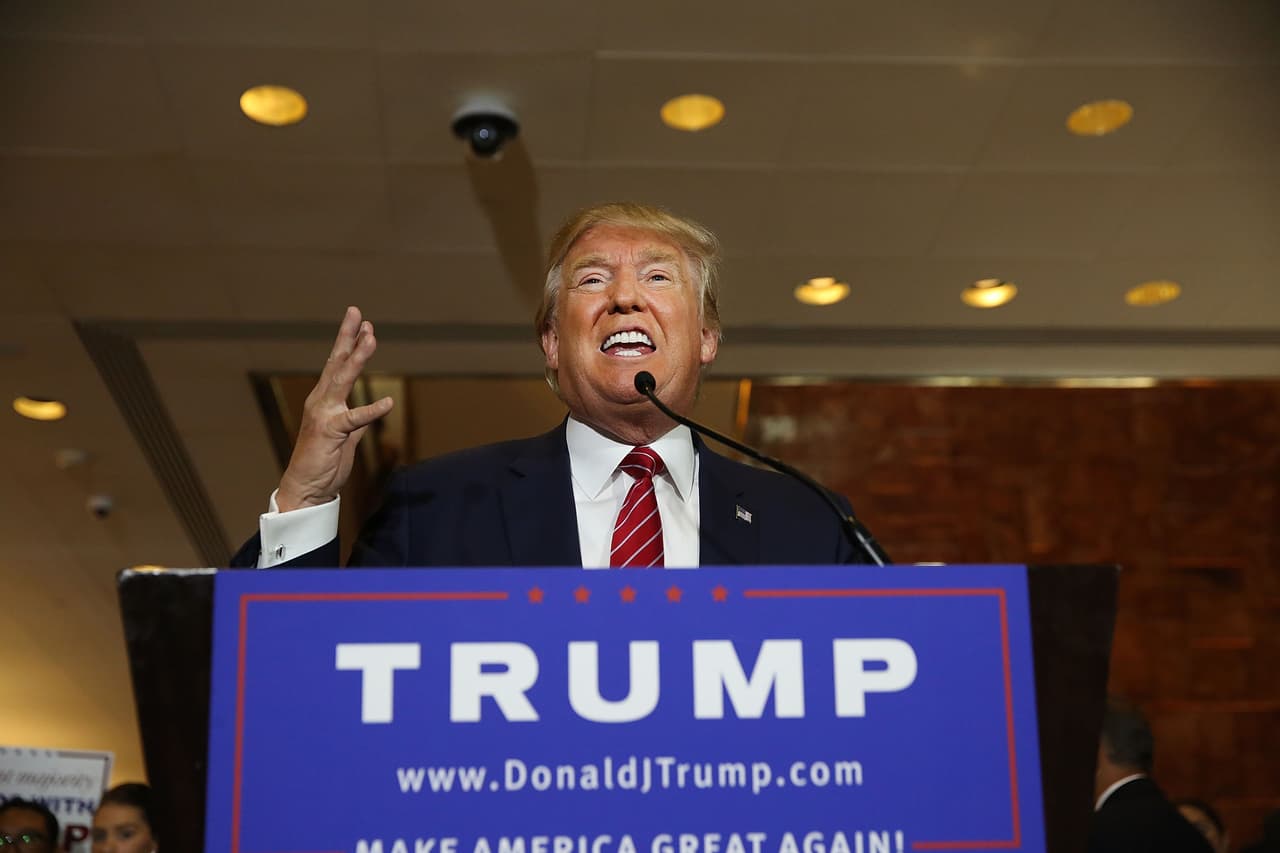 De inmediato, otras muestras de apoyo a la comunidad latina y de rechazo a Trump llenaron las redes sociales y las cámaras de televisión.