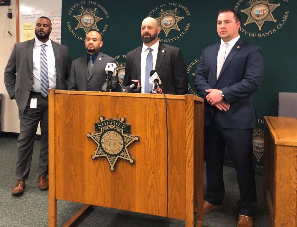 Durante la investigación, el grupo de trabajo también identificó a otras dos mujeres con vínculos con Lee. "Los investigadores creen que las víctimas fueron seleccionadas debido a su dependencia de narcóticos y que se utilizó como método de control", dijo Gabaldon. Lee fue ingresado en la cárcel del condado por cargos de trata de personas y proxenetismo. 
<br>