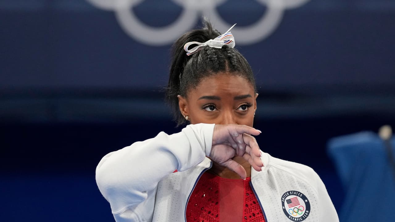 <b>Una estrella decide hacerse a un lado y resguardar su salud</b>
<br>
<br>Las expectativas que creó su participación en Tokio significó un obstáculo para Simone Biles, la 
<a href="https://www.npr.org/2021/06/07/1004075935/simone-biles-becomes-winningest-gymnast-in-history" target="_blank">gimnasta más premiada de los juegos</a> en la historia. 
<a href="https://www.univision.com/noticias/salud/salud-mental-simone-biles-retiro-tokio"><u>La estadounidense sorprendió al mundo al retirarse de la final por equipos</u></a>, una de las primeras competencias del torneo. Alegó que la presión comenzó a afectar su salud mental. 
<br>
<br>Descartó varias competencias pero 
<a href="https://www.univision.com/noticias/trending/simone-biles-final-barra-de-equilibrio-tokyo-2020"><u>regresó para medirse en la barra de equilibrio</u></a> 
<a href="https://www.npr.org/sections/tokyo-olympics-live-updates/2021/08/03/1024122723/simone-biles-return-balance-beam-gymnastics-olympics"><u>cuando ya dominaba los “twisties”</u></a>, una serie de mareos y desorientación espacial que afecta a los gimnastas con alto nivel de estrés. 
<a href="https://www.latimes.com/espanol/deportes/articulo/2021-08-03/biles-logra-el-bronce-en-la-final-de-viga-en-tokio-2020"><u>Finalmente ganó medalla de bronce, su segunda en los juegos</u></a>, y dejó claro que la salud mental es fundamental en el desempeño de los deportistas. 
<br>