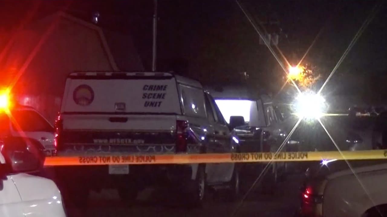 Según el reporte policial, los oficiales atendieron al reporte de un tiroteo. Al llegar, encontraron a la víctima herida de bala en el torso y en el estacionam