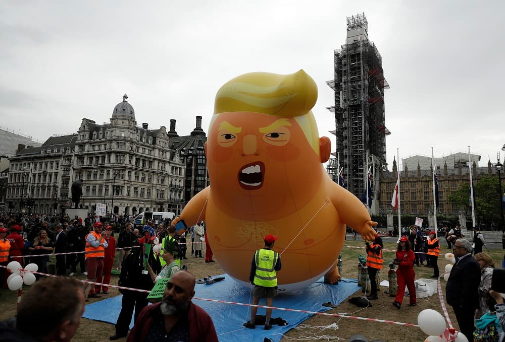 Otro de los personajes protagonistas de esta jornada de protestas es el 'Baby Trump', el globo gigante que carituriza al mandatario como un bebé en pañales. Desde muy pronto se pudo ver cómo surcaba los cielos de la capital.