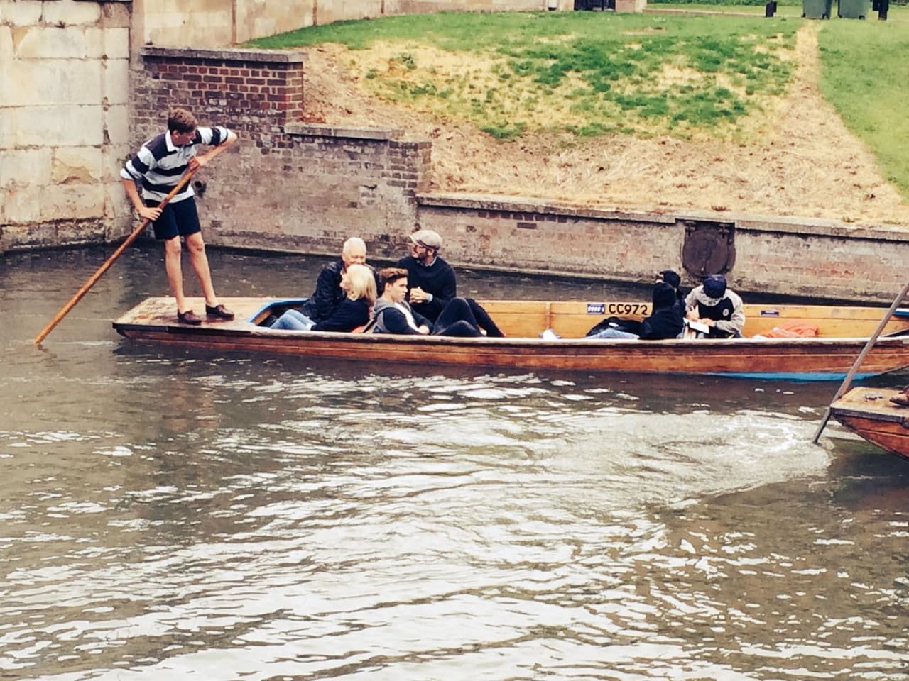 Toda la familia completa navegó por el río Cam entre risas, platica y disfrutando de la vista. Incluso se dejaron fotografiar por sus fans.
