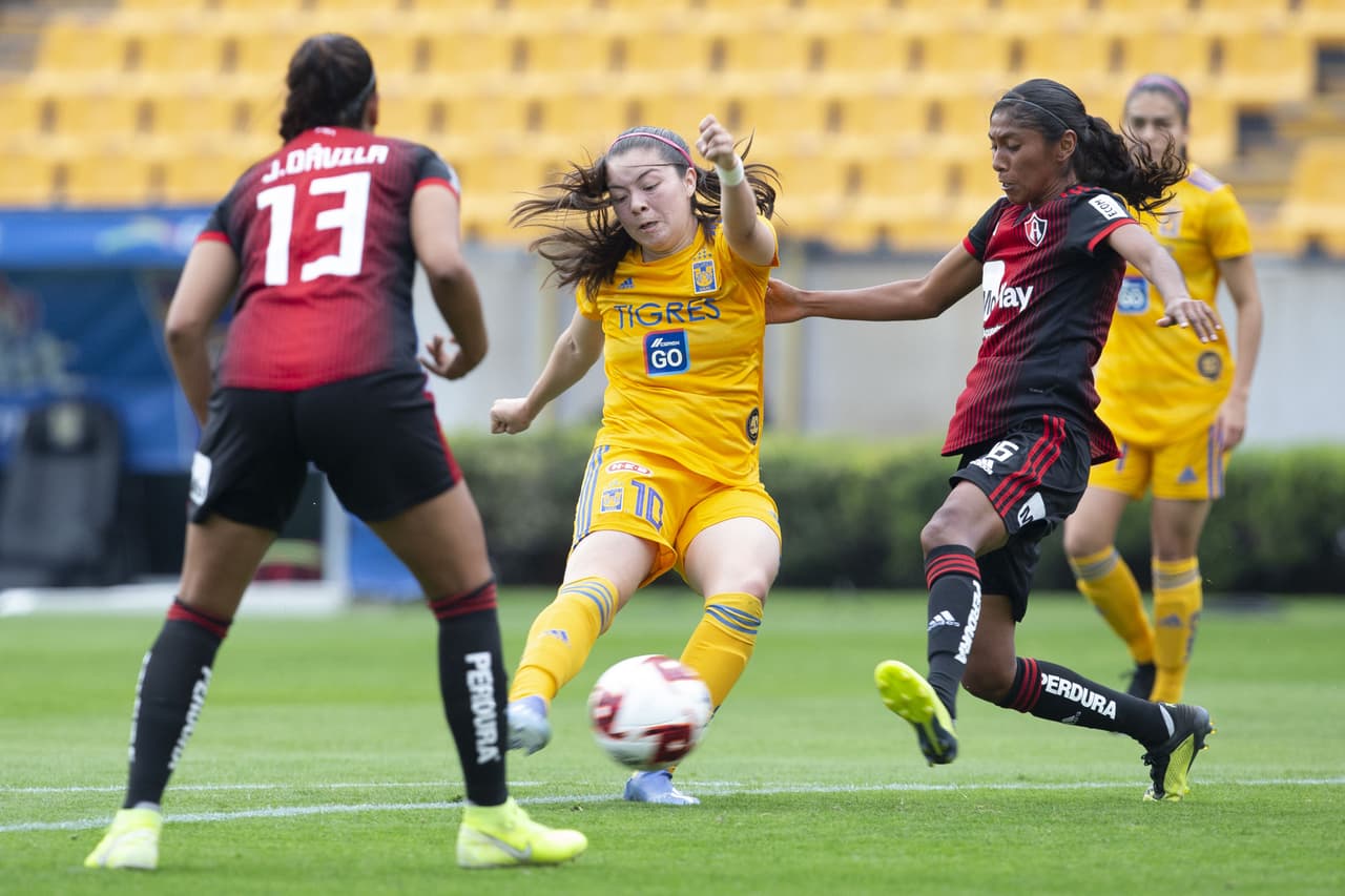 Con goles de Belén Cruz y Miah Zuazua, 'las Felinas' ganan 2-0 al Atlas y llegan a 10 puntos. El equipo femenil de Tigres sigue en ascenso en la Liga MX Femenil.
