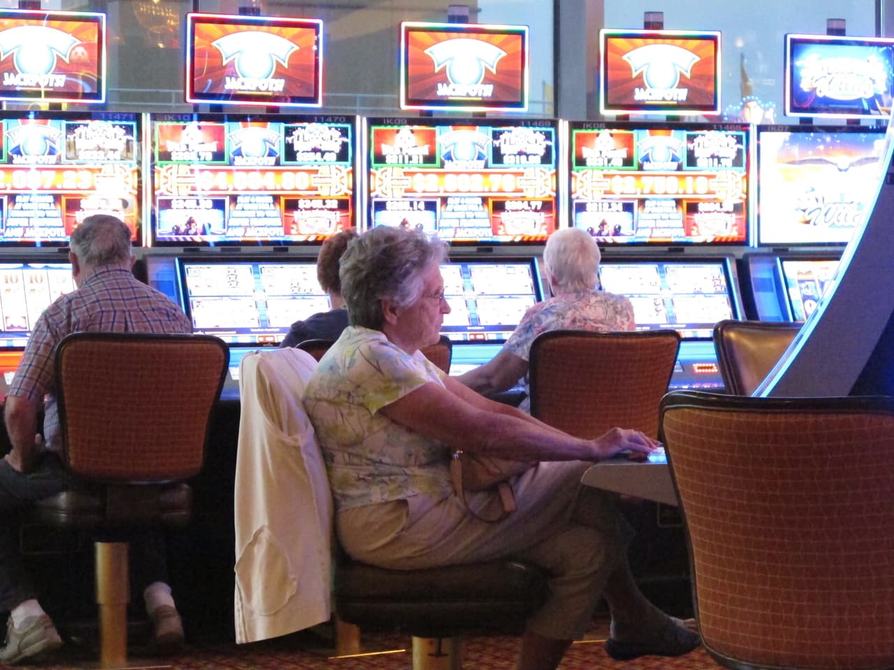 Cafeterías, casinos, salas de karaoke y otros espacios donde conviven o
<a href="https://www.univision.com/noticias/adultos-mayores/socializar-la-mejor-prescripcion-medica-para-la-tercera-edad">socializan los adultos mayores</a> son escenario de comentarios crueles, exclusión e intimidación entre quienes los frecuentan.
<b>En los centros de cuidado y residencias para la tercera edad el bullying también se repite y es recurrente.</b>