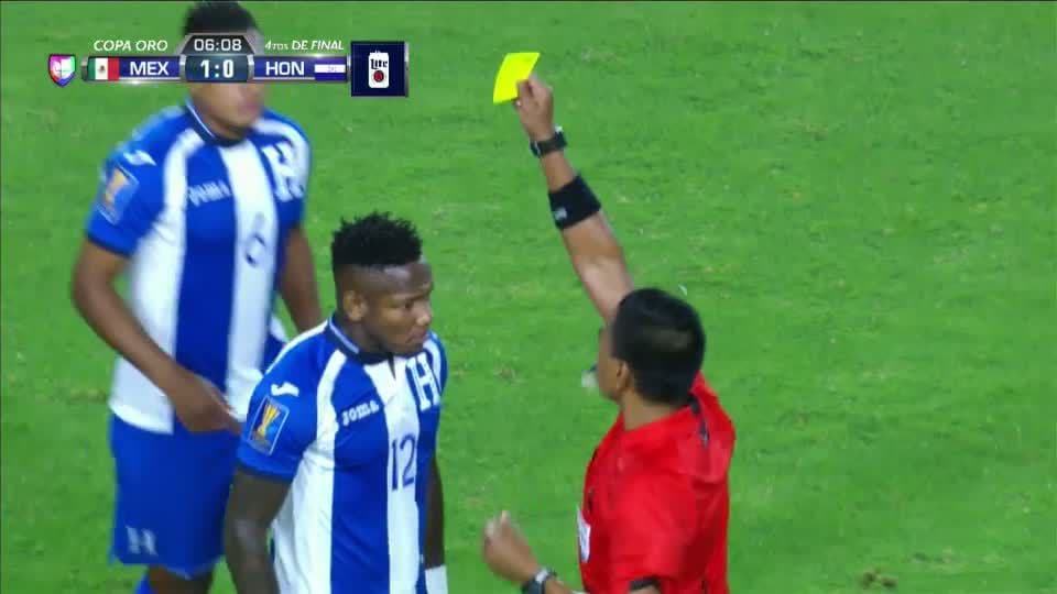 Tarjeta amarilla. El árbitro amonesta a Romell Quioto de Honduras