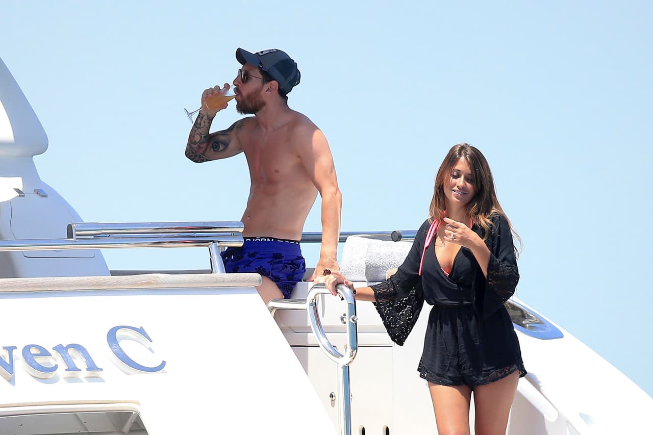 Su reencuentro se produjo tras la muerte por un accidente automovilístico de una amiga de Antonella. Messi se enteró y viajó hasta Argentina para estar al lado de Roccuzzo. Fue en 2007 que Antonella reconoció ante su círculo de amistades que estaba saliendo con el futbolista. La confirmación de su relación llegó al ojo público poco antes del Mundial de Sudáfrica 2010.