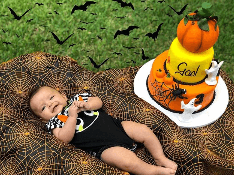 El mes de octubre llegó, y qué mejor manera de celebrar los tres meses de Gael que de acuerdo a esta temporada. Este pequeñito ya está listo para Halloween.