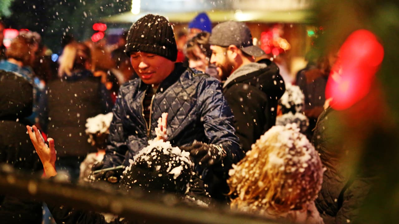 La noche blanca texana solo ocurre cada día en el pueblito de Papá Noel. Alista tu cámara o celular, esto lo tienes que registrar.