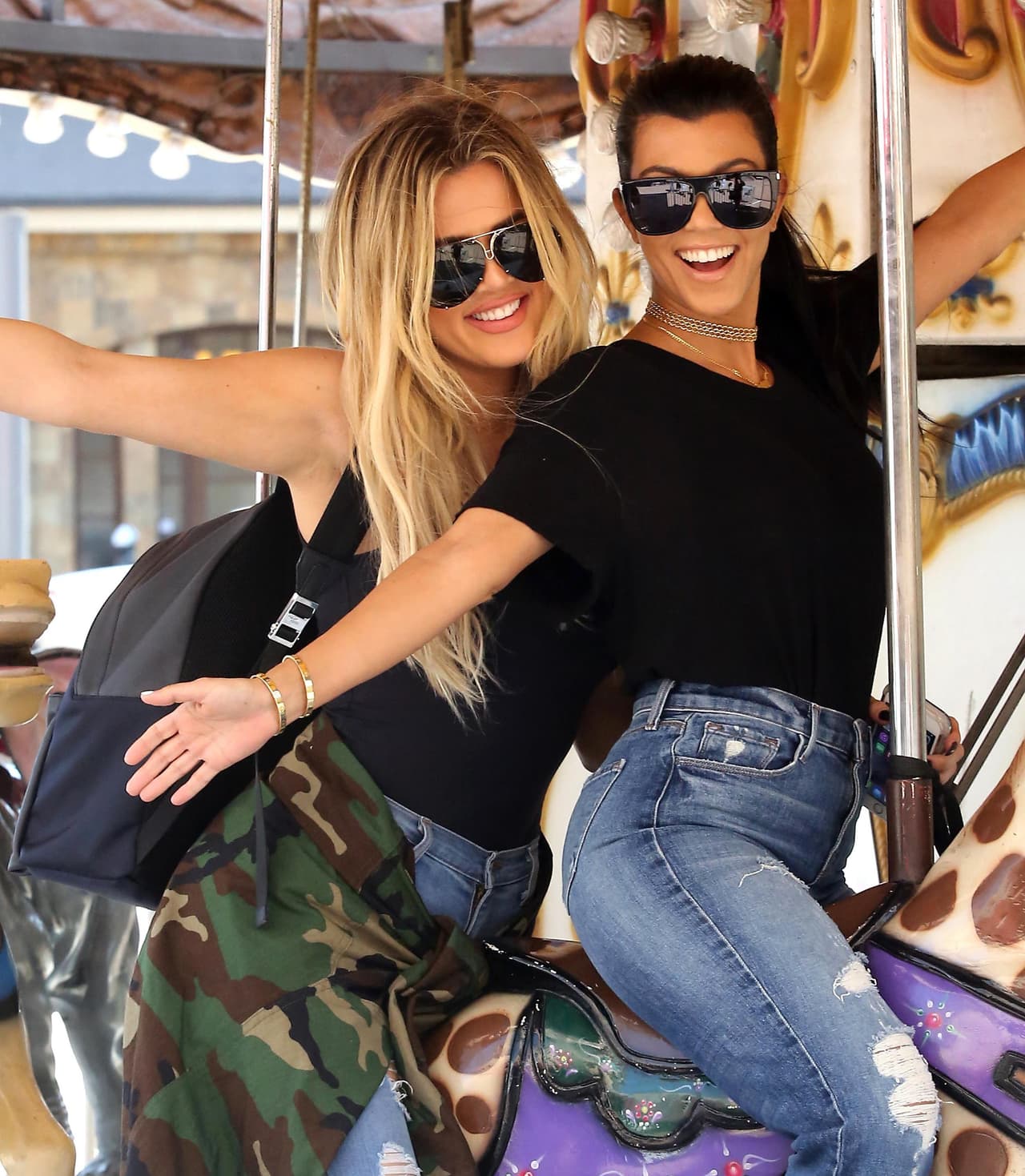 Felices de la vida, posando como chiquitas.