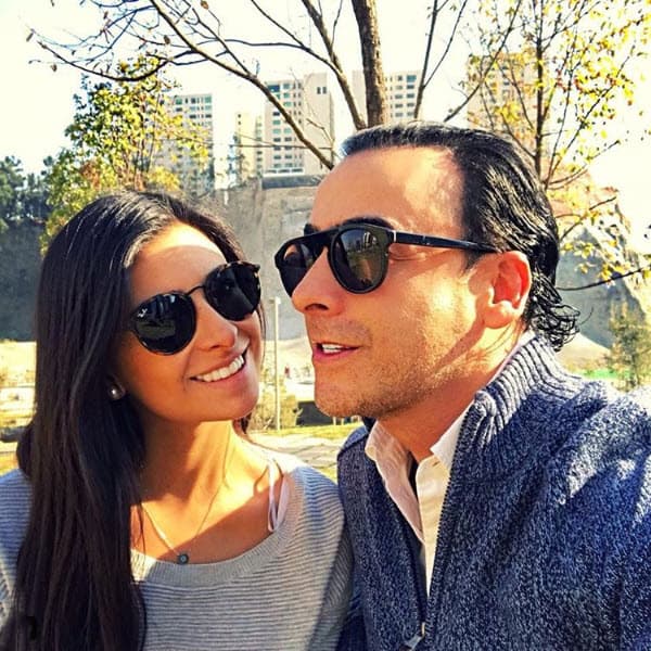 Paola ya tiene 17 años y está demostrando que le gustan las cámaras, al igual que a su padre.