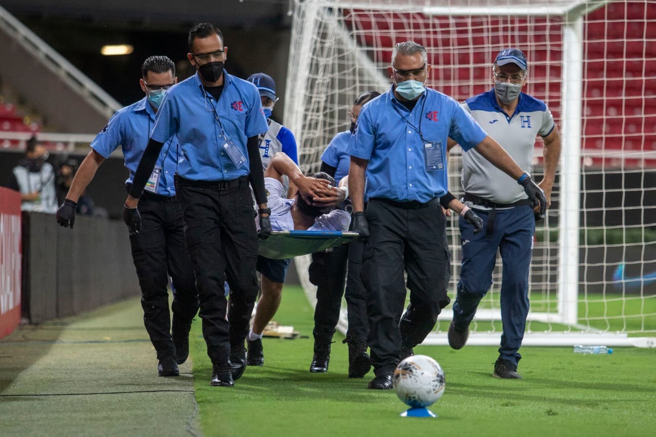 México tiene que venir de atrás para empatar el partido, mandar el juego al alargue y terminar ganado el título en la tanda de penaltis. José Juan Macías fue el encargado de empatar el partido al minuto 80.