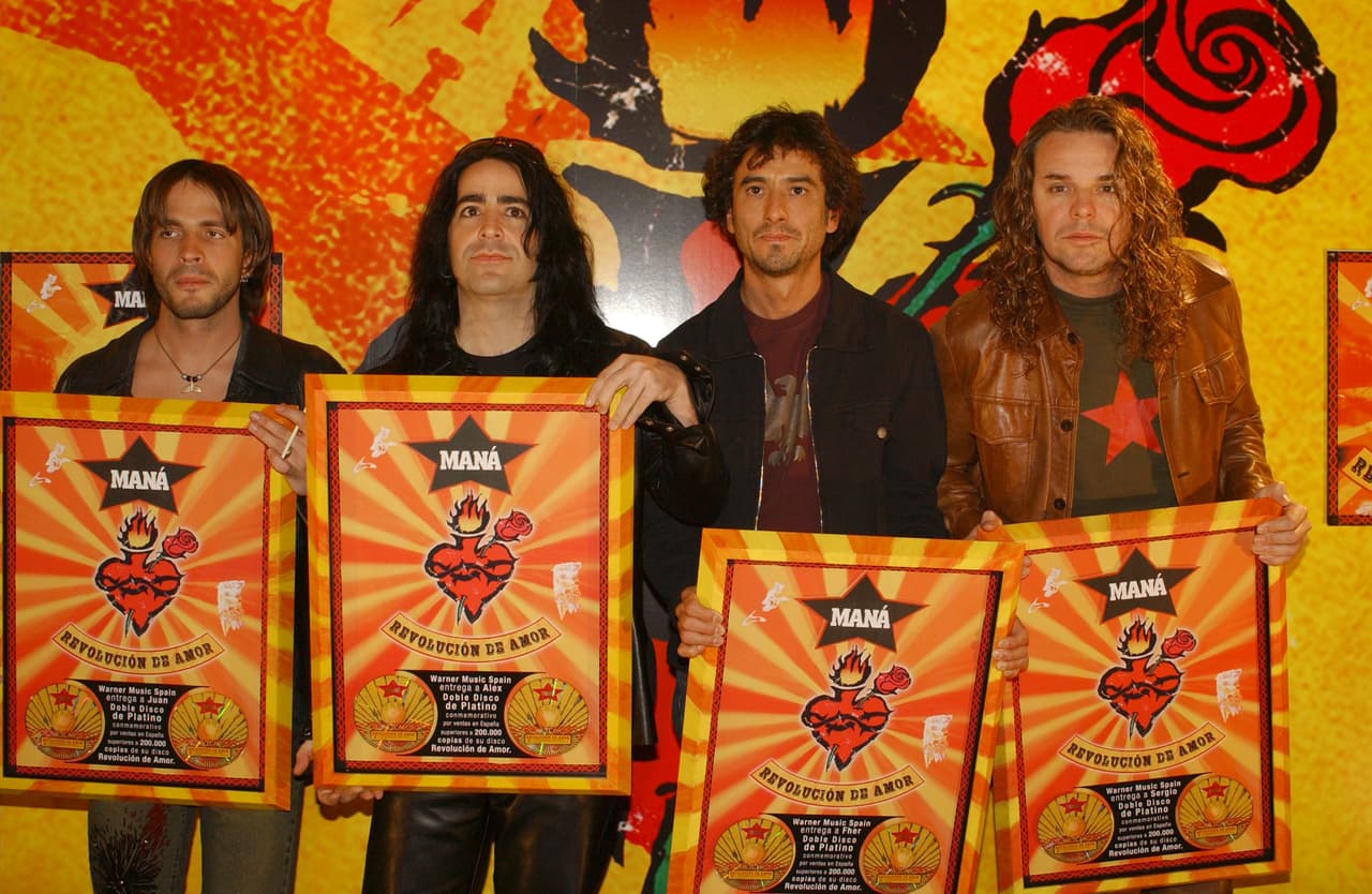 En el verano de 2002 vio la luz el disco 'Revolución de Amor' del que formaron parte los temas 'Ángel de Amor', 'Eres mi Religión', 'Mariposa Traicionera', 'Sábanas Frías', entre otros.