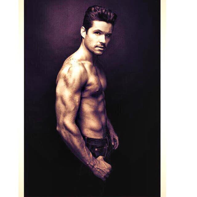 Y como todo un galán, le encanta mantenerse en forma.