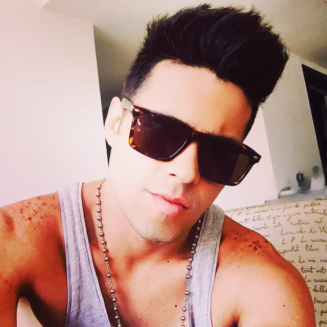 Es un guapo de guapos.