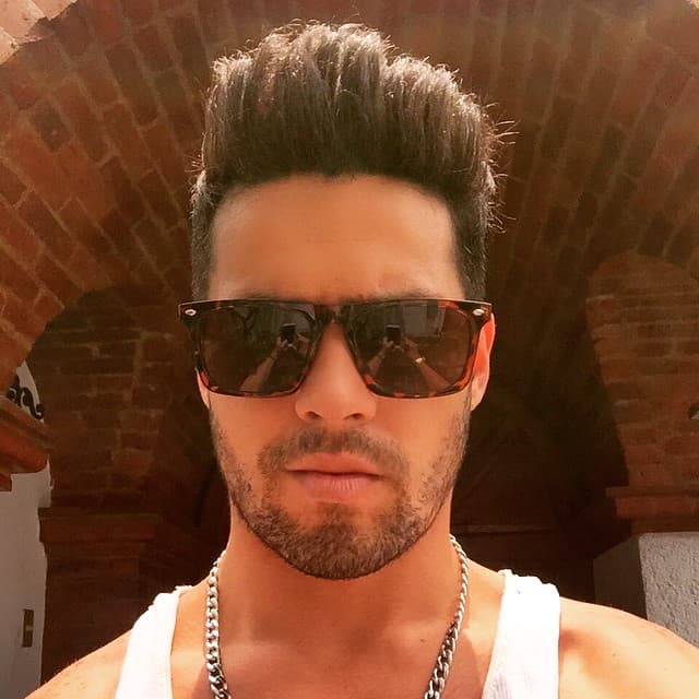 Este bombón de actor no sólo sorprendió con su talento.