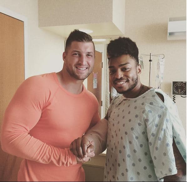 Tim Tebow visita víctima de la masacre de Orlando