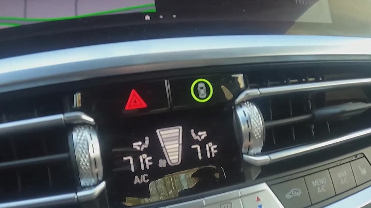 <h3 class="cms-H3-H3">2. Apagar el aire acondicionado </h3>
<br>
<br>Debe tener en cuenta que, si tiene un viaje largo, es preferible que suba los vidrios debido a que mantenerlos abiertos hará una especie de burbuja dentro del vehículo que lo hará más pesado, provocando mayor consumo de gasolina.