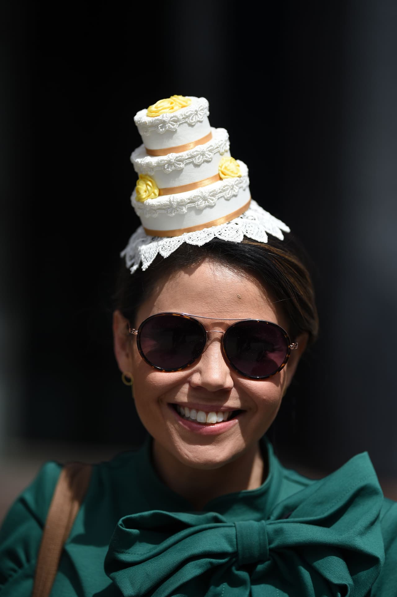 A esta seguidora se le impuso más el sentido gastronómico que el de la moda y terminó, contenta, con un pastel de bodas en la cabeza.