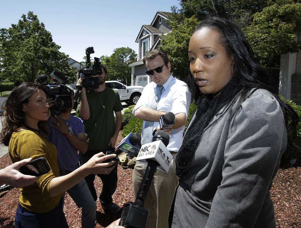 El lunes 14 de mayo la madre abrió su casa a los medios de comunicación para mostrarles cómo vivía su familia y dijo que no es cierto que los menores fueran torturados. "Mis niños se golpean, se hacen moratones y aruñazos porque son niños, eso es todo", aseguró.