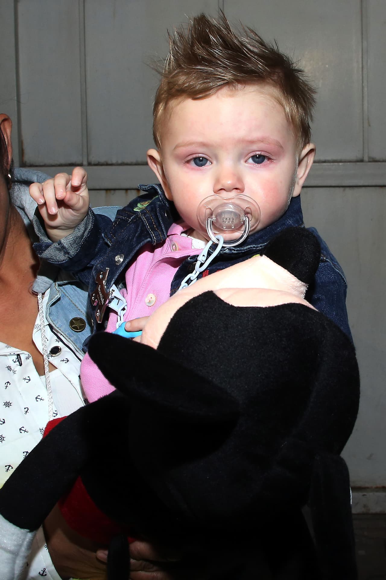 Abril llegó y Julián cambió de opinión, volvió a las visitas semanales en el centro de convivencia el 14 de abril porque, dice, "el amor va más allá de cualquier cosa" aunque le es muy duro no poder verlo fuera de los juzgados. "Le he suplicado e implorado al juez de mil maneras que ya ponga un régimen de convivencia normal", explicó a Despierta América.