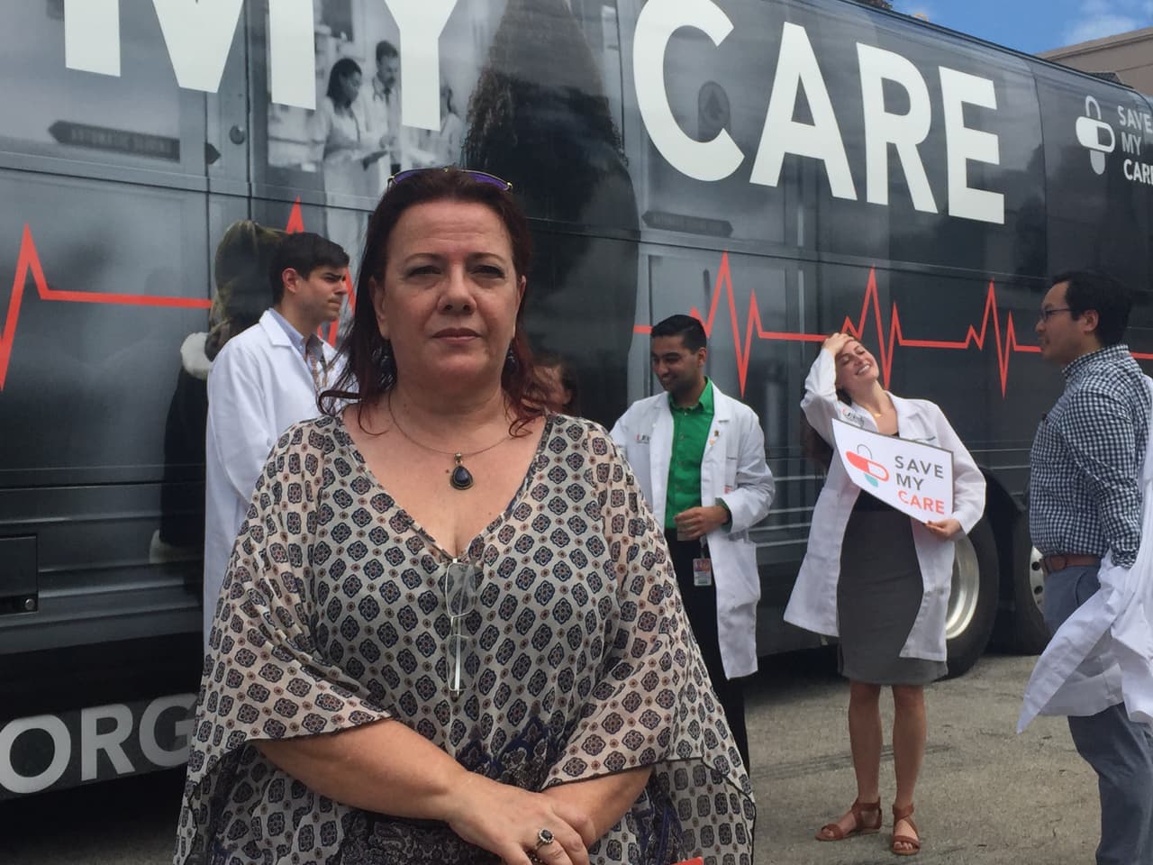 Cuando tuvo el infarto, Rosaria no tenía seguro y aún debe parte de los 70,000 dólares que le costó los tres días que estuvo ingresada en el hospital.