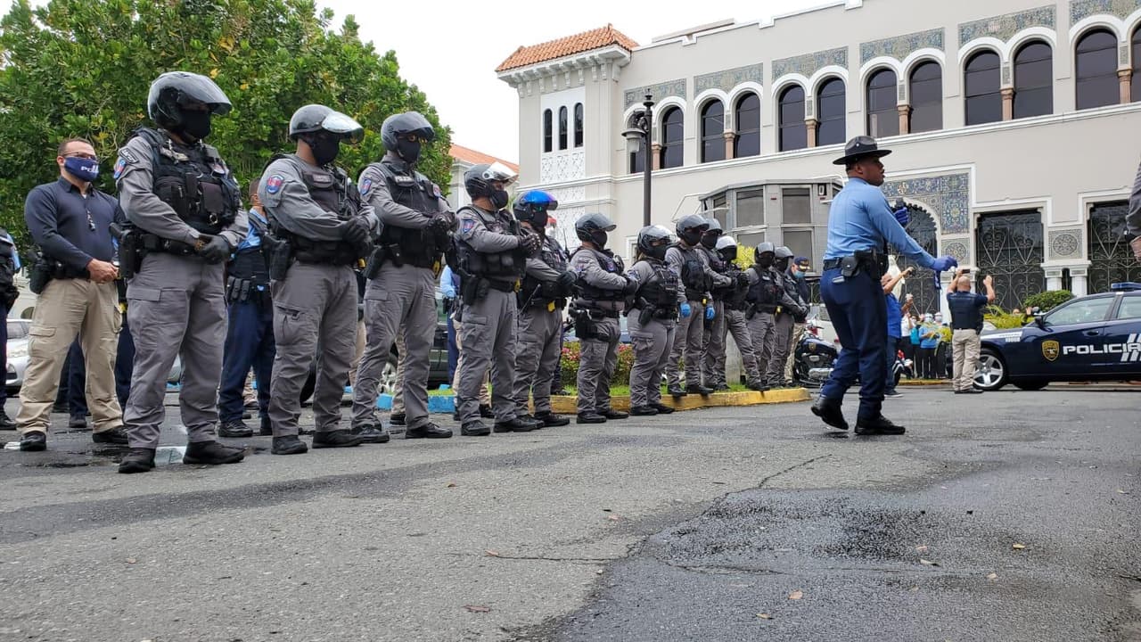 Un grupo de oficiales adscritos a distintas divisiones del Negociado de la Policía visitaron varios hospitales de San Juan para expresarles su gratitud en estos momentos de emergencia.
