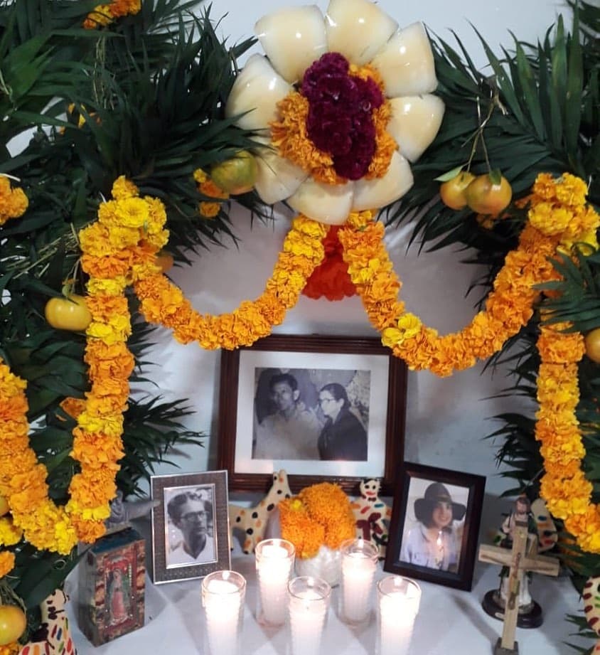 "Altar hecho por mi madre de 96 años en honor a nuestros amados que se adelantaron... Tradición huasteca que llevo en la sangre y mis hijos heredaron con gran orgullo", escribió Azuara junto a la imagen del altar.