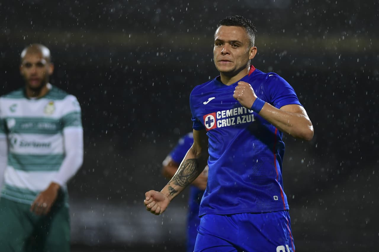 Diez minutos después, Félix Torres llegaba tarde a la jugada y derribaba dentro del área a Yotún.