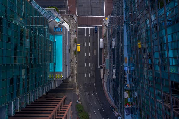 Esta toma aérea demuestra la circulación del tráfico en las calles del centro de
<a href="https://www.univision.com/local/los-angeles-kmex/">Los Ángeles</a>. Hasta hace unas semanas, esta era una de las zonas más convulsionadas de la ciudad, pero hoy luce
<a href="https://www.univision.com/local/los-angeles-kmex/desolado-y-vacio-asi-luce-los-angeles-tras-las-ordenes-de-cierres-y-cuarentena-por-el-coronavirus-fotos">vacía</a>. Sin duda una estampa que pasará a la historia de la ciudad.
<br>