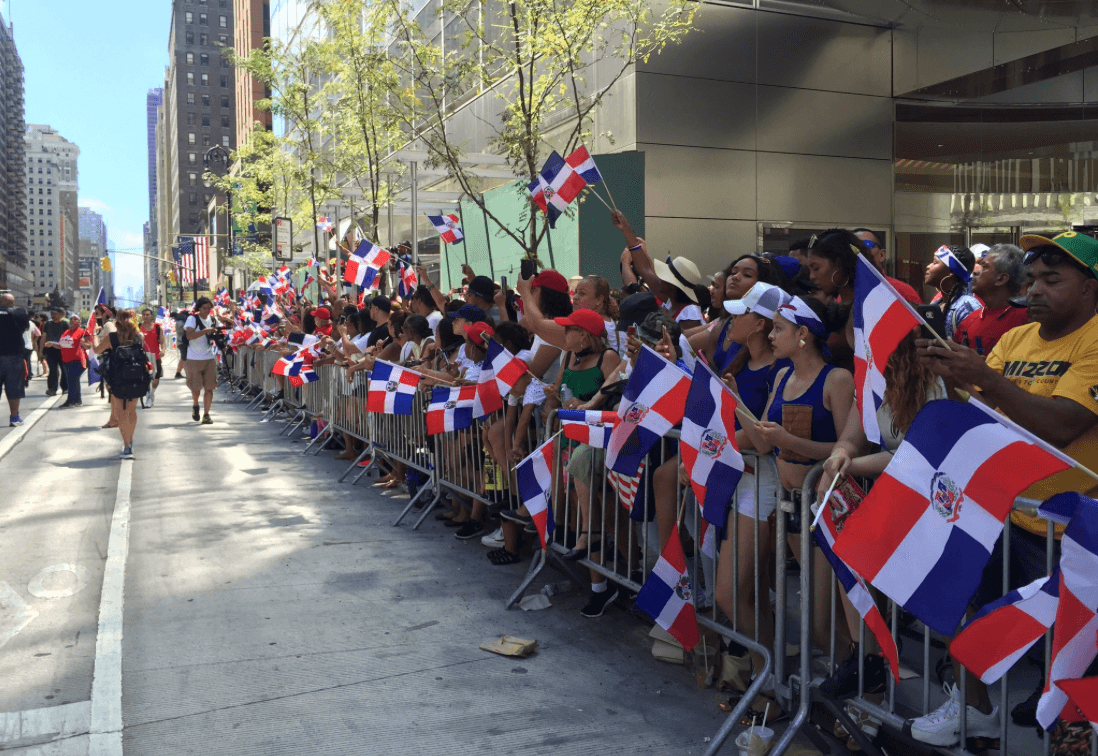 Miles de banderas de la República Dominicana en la avenida Las Américas.