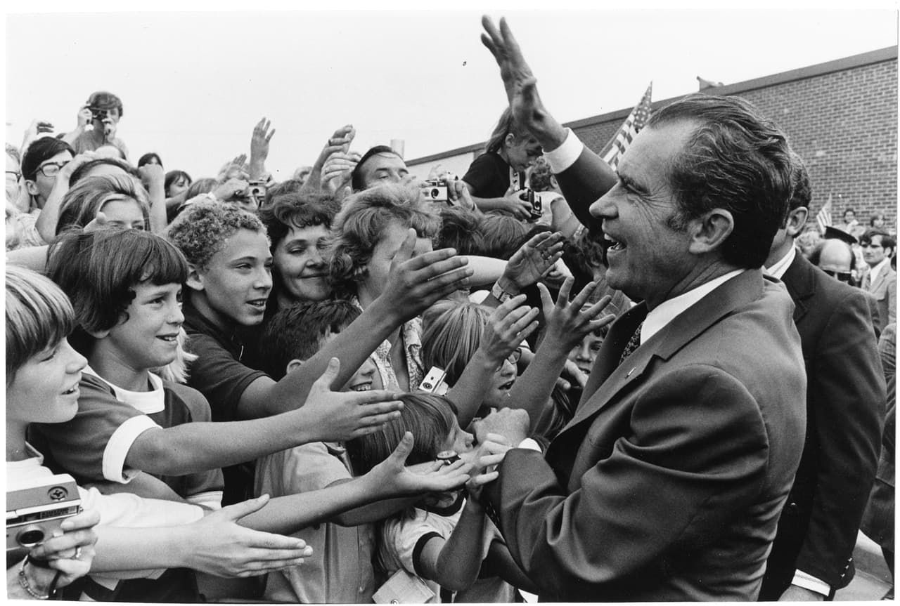 Richard Nixon con jóvenes seguidores en una parada de campaña en 1972.