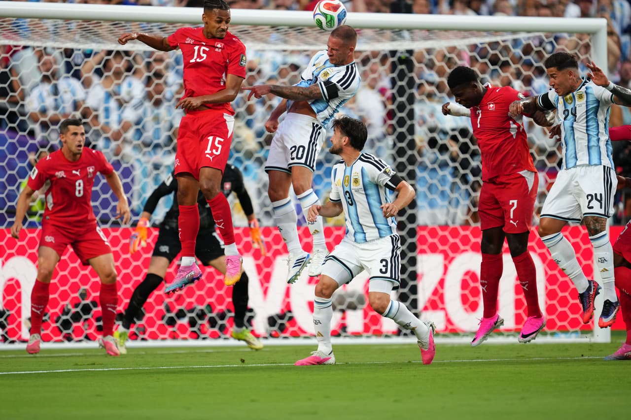 Alexis Mac Allister (20), de Argentina, anota el primer gol de su equipo durante el partido de cuartos de final de la Copa Mundial de Fútbol entre Argentina y Suiza en Kansas City, Missouri, el sábado 11 de julio de 2026.