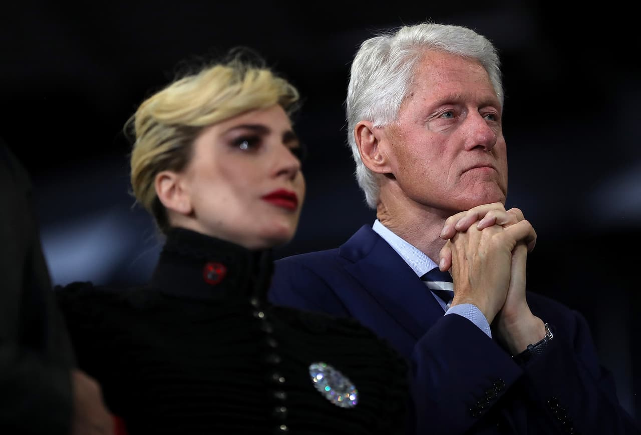 Estuvo junto a Hillary Clinton y su esposo, el expresidente Bill Clinton, hasta el final de la campaña. Incluso, tras el resultado de la elección, la artista firmó una petición para que Donald Trump no fuera reconocido presidente de EEUU.